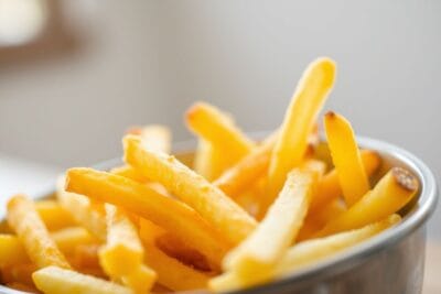 Bowl com batatas fritas douradas e crocantes, preparadas na air fryer, apresentando uma textura perfeita.